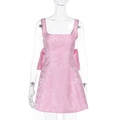 Nahaufnahme von rosa Jacquard-Stoff mit 3D-Blumenstruktur und seitlicher Schleife am Kleid - S / Rosa