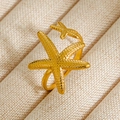 Anillo abierto bañado en oro con un lindo diseño de doble estrella de mar texturizada. - Estilo Doble Estrella de Mar Textura Grano Mate