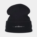 Detail der weißen whatever Stickerei auf einer schwarzen gerippten Strickmütze für Damen - M (56-58cm) / Schwarz