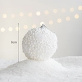 Boule de Noël blanche de 8cm avec texture neige et ficelle argentée sur fond enneigé - Boule de Noël Étoile Blanche 6 pièces