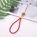 Detailansicht der roten geflochtenen Handyschlaufe mit goldenem Rosenanhänger - K2298 Vintage Blume Geflochtenes Seil Rot