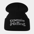Detailansicht der schwarzen Strickmütze mit weißer Expensive & Difficult Bestickung - Einheitsgröße / Schwarz