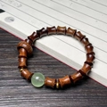 Bambus-Sandelholz-Armband mit grünem Edelstein und goldenen Trennelementen - Schwarzes Rosenholz Bambusform mit Leuchtperle