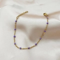 Elegante bracciale a catena dorata con perle di smalto viola e chiusura a moschettone - Oro Viola