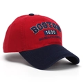 Λεπτομέρεια δίχρωμου καπέλου με κέντημα Boston 1630 Massachusetts σε κόκκινο και μπλε - Κόκκινο και Ναυτικό Μπλε (C)