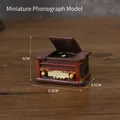 Miniatur Phonograph Figur aus Kunstharz in Dunkelbraun mit goldfarbenen Details 6cm - Plattenspieler