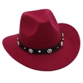 Vue détaillée du chapeau Fedora rose avec perles et rivets sur ruban noir - Bordeaux