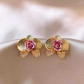 Vue macro des boucles d'oreilles orchidée avec rose rose et pétales de zircon - 11# Tige en Argent-Or-Vert-Rose