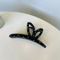 Vue détaillée d'une pince à cheveux noire à pois blancs en forme de joli nœud - Oreilles de Lapin Noires / Noir