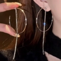 Dettaglio di orecchini a cerchio in argento con lunghe frange di diamanti scintillanti - Argento (Perno in argento)