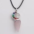 Dettaglio del ciondolo albero della vita argento con pietre chakra e cristallo rosa - Quarzo rosa