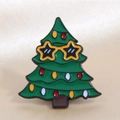 Makroaufnahme der Weihnachtsbaum-Emaille-Anstecknadel mit Sternsonnenbrille und bunten Lichtern - Stern-Sonnenbrille Stil