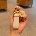 Schicker beige Leder-Schlüsselanhänger mit süßem Sonnenblumen-Anhänger und Goldclip - Cremefarbener Schlüsselanhänger + Sonnenblumen-Anhänger
