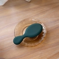 Mini spazzola per capelli verde scuro opaca su un piatto di vetro per massaggio cutaneo - Verde Scuro