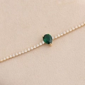 Détail du collier en or avec pendentif émeraude poire et pavé de zircons - Vert