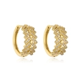 Dettaglio macro di orecchini a cerchio placcati oro 18K con motivi a zigzag e zirconi - 42578-Zirconia Bianca Motivo a V