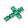 Dettaglio ravvicinato di un ciondolo a croce argento con sei gemme verdi rettangolari - Platino/Zirconia Verde