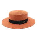 Détail d'un chapeau de paille avec ruban gros-grain noir et boucle dorée avec un M - M (56-58cm) / Caramel