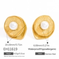 Golden vintage wave-shaped stainless steel earrings with white round pearls - Vintage Wave Pearl Style (EH11619) / 18K Gold Plated