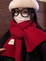 Écharpe en tricot à carreaux rouges avec étiquette blanche pour un look festif de Noël - Rouge Tendance Éclatant