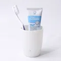 Vaso para cepillo de dientes minimalista en plástico blanco con set de cepillo y pasta - Bolsa OPP Individual / Blanco