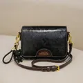 Bolso bandolera negro vintage en cuero con correa marrón y detalles dorados - Negro