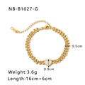 Dettagli macro del bracciale a spiga dorato con cuore in conchiglia bianca e misure - Stile Cuore d'Oro (NB-B1027-G)