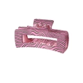 Dettaglio di una grande pinza per capelli rosa con motivo a onde nere su fondo bianco - Righe Rosso Rosa