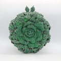 Dettaglio macro della borsa da sera a fiori verde smeraldo con cristalli brillanti - Stile Rosa Verde