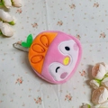 Dettaglio di un portamonete in peluche rosa con ricamo ad arancia e portachiavi in metallo - Portamonete pinguino alla frutta - Arancia