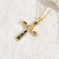 Collana con pendente a croce in oro 14K con gemma blu rettangolare e piccoli zirconi - Zirconia Blu