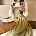 Robe tablier plissée verte élégante en tissu imperméable portée par une femme dans un café - Version Étendue / Vert Gris