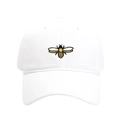 Gros plan d'une petite broderie d'abeille sur une casquette de baseball en coton blanc lavé - Réglable / Blanc