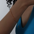 Zartes goldenes Kreuzkettchen-Armband mit kleinen roten Perlen am Handgelenk - Oranges Emaille-Armband / 17+5cm