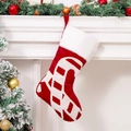 Chaussette de Noël rouge et blanche avec flocon brodé sur une cheminée décorée - Style Traîneau (Motif Sucre d'Orge)