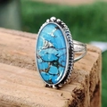 Vintage oval turquoise ring with twisted rope border on a natural rustic wood block - US 6 / Antique Silver