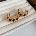 Detailaufnahme der C-förmigen Creolen mit Goldperlen und braunen Tigerauge-Steinen - C-Form Ohrringe (Silberstift-Gold-Kaffee)
