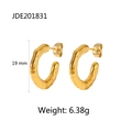 Detail view of gold C-shaped earrings with irregular texture, 19mm size, weight 6.38g - Gold Hammered C-Shaped Style (JDE201831)