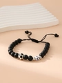Mattes schwarzes Perlenarmband mit silbernem Fußballanhänger und weißem Buchstaben C - Buchstabe C