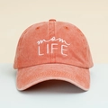 Primer plano de gorra de béisbol de algodón naranja coral con bordado Mom Life - Naranja Lavado