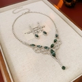Détails du collier et boucles d'oreilles aux gemmes marquise vertes sur plateau bijoux - Vert (Marquise)
