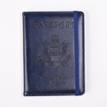 Detalle de funda de pasaporte azul oscuro en cuero PU con sello grabado y elástico - Personalizado / Azul marino