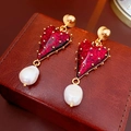 Detalle de pendientes vintage de corazón esmaltado rojo y perlas sobre caja de cuero - Pendientes de Botón de Perla Barroca y Corazón Vintage con Pin de Plata 925 Chapado en Oro / Rojo