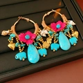 Detalle de pendientes de aro bohemios dorados con flores rosas, conchas y turquesas - Perno de plata-Azul