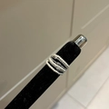 Détail de bagues vintage en perles et argent présentées sur un porte-bague en velours - Style Argent Perle