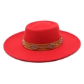 Détail du chapeau en feutre rouge avec bande marron et motifs de rivets métalliques - Adulte 57-59cm / Rouge
