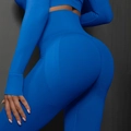 Gros plan sur le tissu en maille côtelée sans couture de l'ensemble de yoga bleu - Bleu Vif