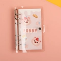 Detail der transparenten PVC A6 Ringbuchhülle mit rosa Bärenmotiv und 6-Loch-Metallringbuch - A6 6-Loch Loseblattbinder - FUNNY (Nur Hülle)