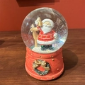 Dettaglio carillon palla di neve natalizia con Babbo Natale e renne su tavolo di legno - 10*10*14cm / Babbo Natale con Ghirlanda (Con musica)