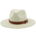 Detalle de sombrero Panamá de paja crema con bandas de cuero marrón y remaches dorados - M (56-58cm) / crema